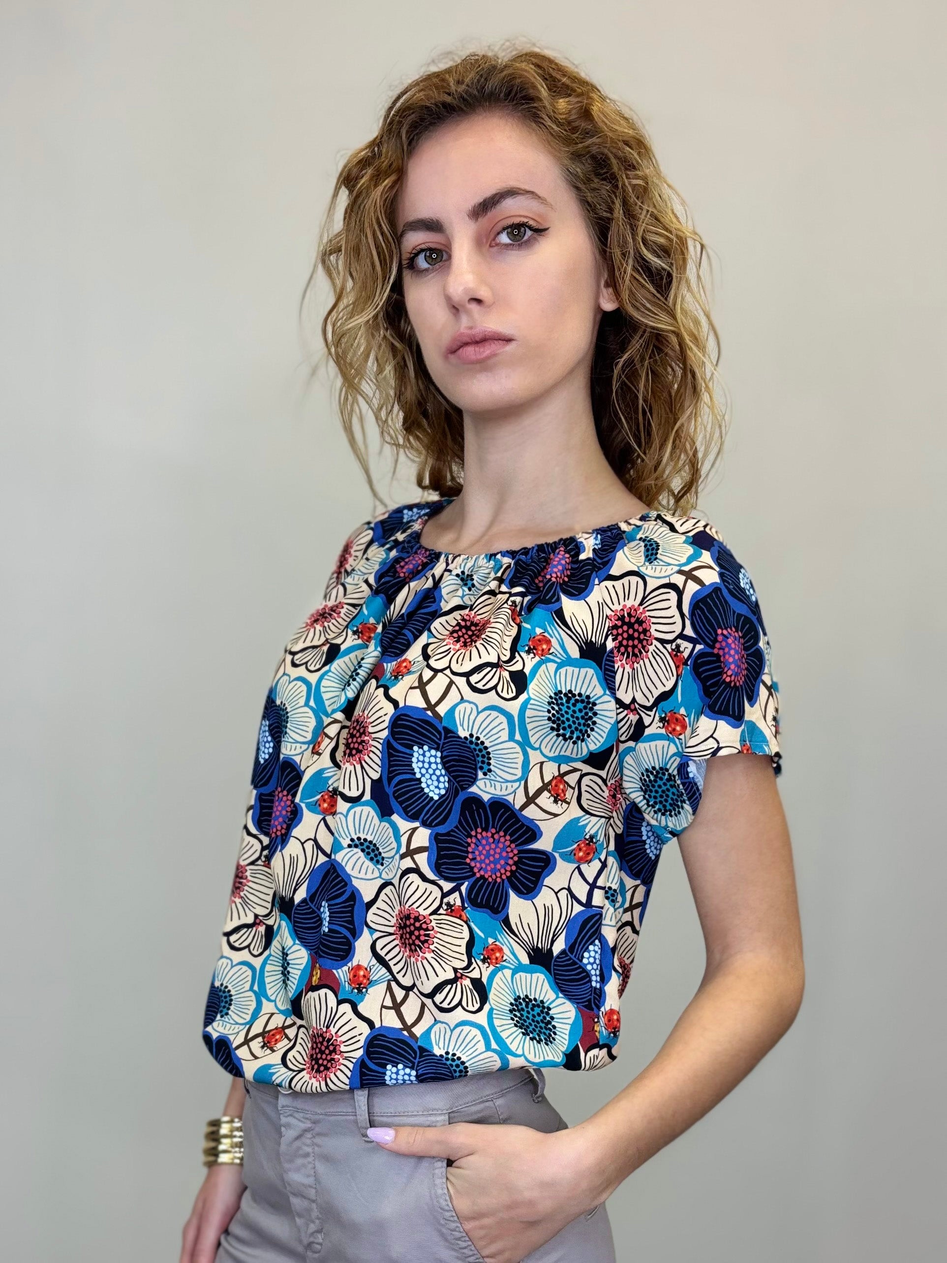 BLUSA MANICA CORTA STAMPA FIORI E COCCINELLE